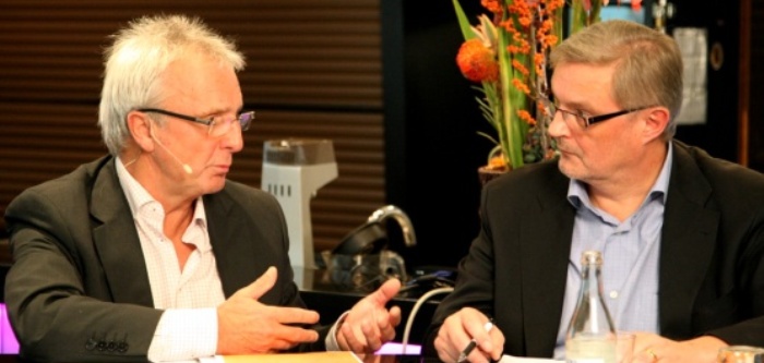 Göran Johnsson, fd ordförande Metall Metall och en av dem som var med och drev fram Industriavtalet 1997, diskuterar rapporten med Svenskt Näringslivs vice vd Christer Ågren. Foto: Johan Rönn.