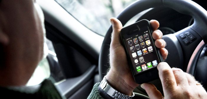 Allt fler surfar i mobilen, visar ny statistik från SCB. Foto: Claudio Bresciani/Scanpix.