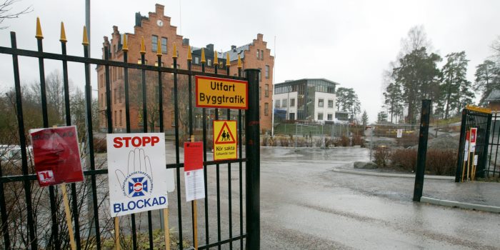 Så här såg det ut för åtta år sedan, då det lettiska byggföretaget Laval, som skulle bygga en skola i Vaxholm, försattes i blockad från dom svenska byggfacken. Foto: Bertil Ericson/Scanpix