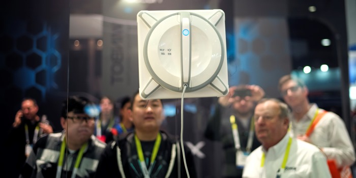 Under den stora teknikmässan CES i Las Vegas i januari presenterades bland annat en fönstertvättande robot. Foto: Scanpix/AP Photo/Jae C. Hong
