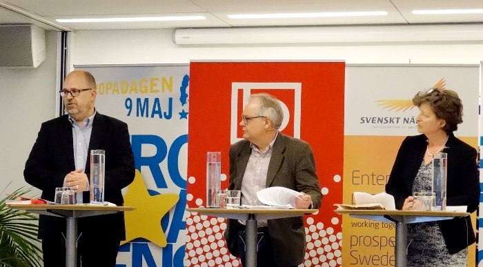 Under ett seminarium i Europahuset diskuterade Caroline af Ugglas, vice vd Svenskt Näringliv, och Karl-Petter Thorwaldsson, ordförande LO, TTIP:s möjligheter och utmaningar. I mitten moderator Anders Jonsson, Saco. Bild: Ingenjören