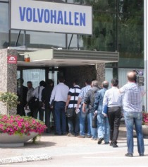 bussen till nytt jobb 071 - liten Det var med stor optimism – och under stor medial uppmärksamhet – som de utländska ingenjörerna anlände till Göteborg och Volvo PV. Foto: Peter Alestig Blomqvist.