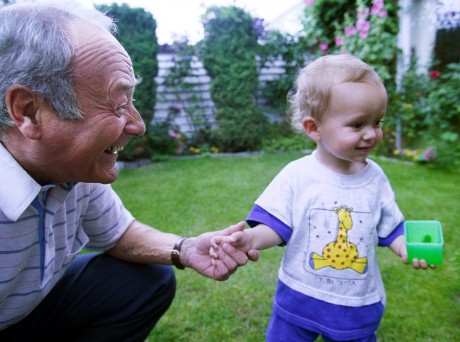 Koncentrationslägerslavarbetare rätt att söka ersättning "När mina barnbarn kramar om mig, det är viktigt". Stefan Zablocki överlevde Förintelsen i Nazityskland och kom till Sverige som femtonåring. I dag föreläser han fortfarande, 81 år gammal, för skolelever om sitt liv. På bilden syns han med barnbarnet Emil. Foto: André de Loisted/Scanpix.