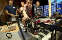 WEB_INRIKES Laget (Per)^3 från Umeå lyckades bättre än Vågmästarna från Chalmers i robotracet – men i slutändan fick de ändå se sig besegrade av göteborgarna. Foto: Fredrik Sandberg/Scanpix.
