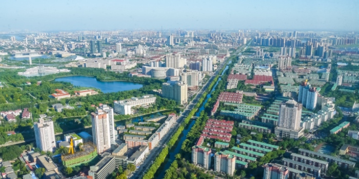 Vy över hamnstaden Tianjin i norra Kina, där Nevs bygger en produktionsanläggning som ett komplement till fabriken i Trollhättan. Bild: Syrnx/Thinkstock