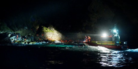 Larm med Gula Båtarna. 37 personer räddade varav 8 barn.