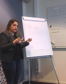 Jeniffer Nilsson Fridell från Sveriges Ingenjörer berättade vad de nyanlända måste tänka på innan de skriver på ett anställningsavtal.