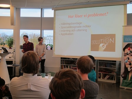 Foto: redax. En träningsapp mot besvär med gamnacke på grund av för mycket data- och mobilarbete skulle kunna lösa många problem.