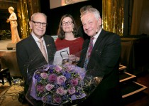 Lennart Lindblad med gymnasie- och kunskapslyftsminister Anna Ekström och Bengt Westerberg, Polhemsrådets ordförande. Pressbild