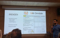 Johan Chammoun läser byggteknik och design. Här presenterar han ett av förslagen till inkluderande medborgardialog vid upprustningen av miljonprogrammet i Fittja. Foto: Ingenjören
